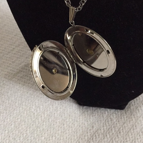 Pretty large photo necklace 24 inch chan๐ท๐ท๐ท๐ท - Picture 3 of 4